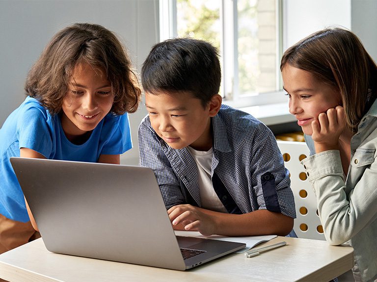 Kids looking at screen@1x 1 jpg